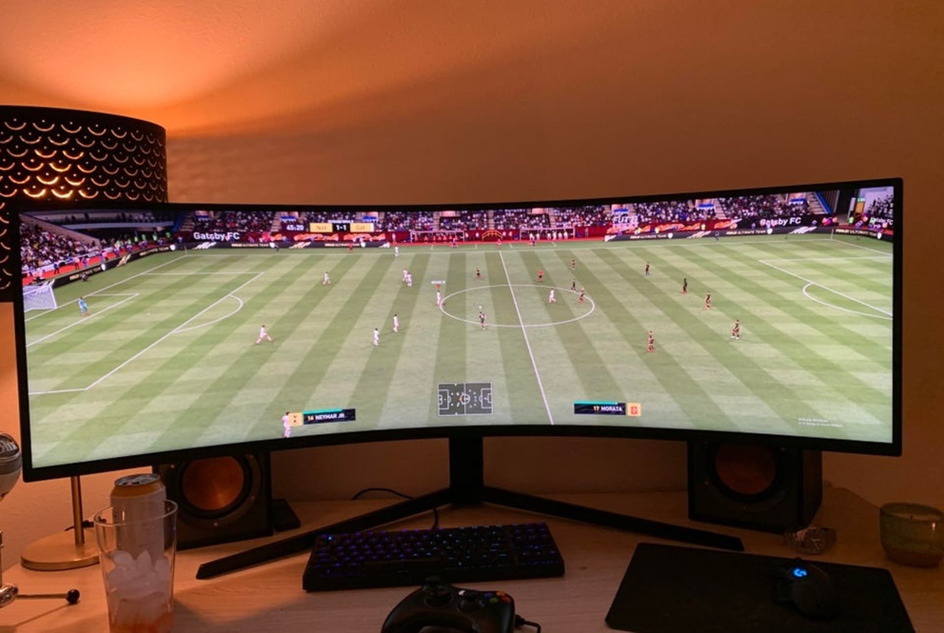 Hra FIFA se těší velké popularitě. Hraje ji i 19letý mladík ze Seattlu, který využívá neobvyklý monitor.