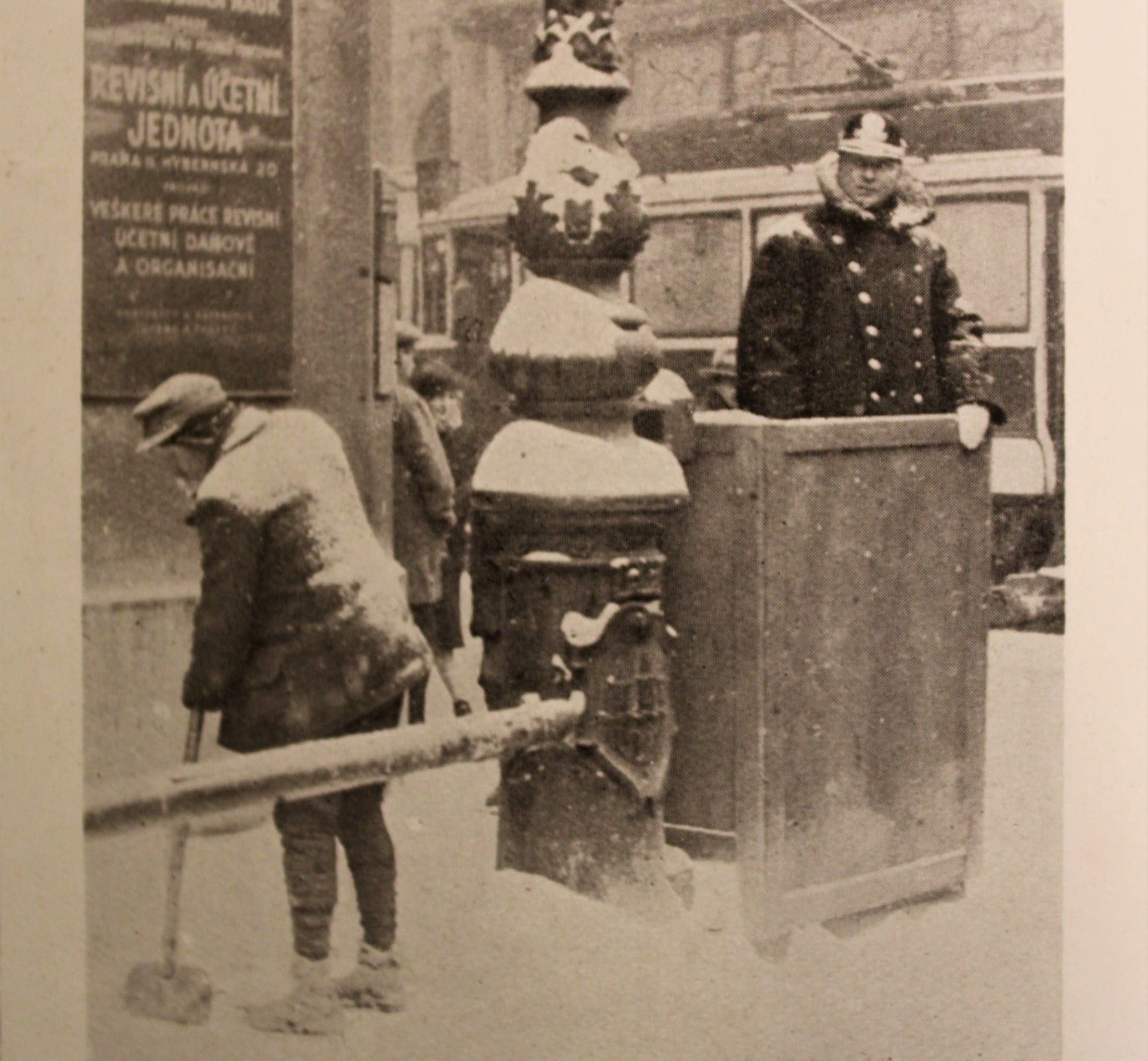 Pražšký strážník v zimě roku 1929.