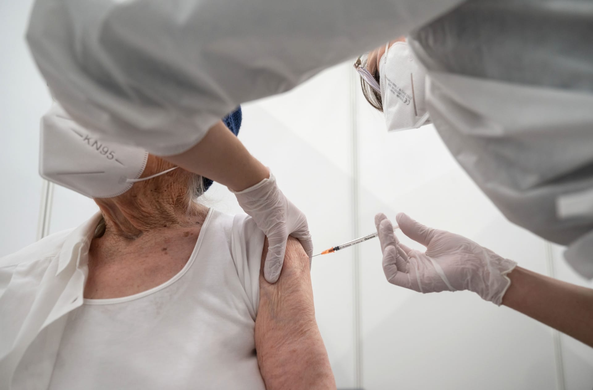 Očkování proti covidu může být podle norské studie rizikové pro nemocné seniory starší 80 let. (Ilustrační foto)