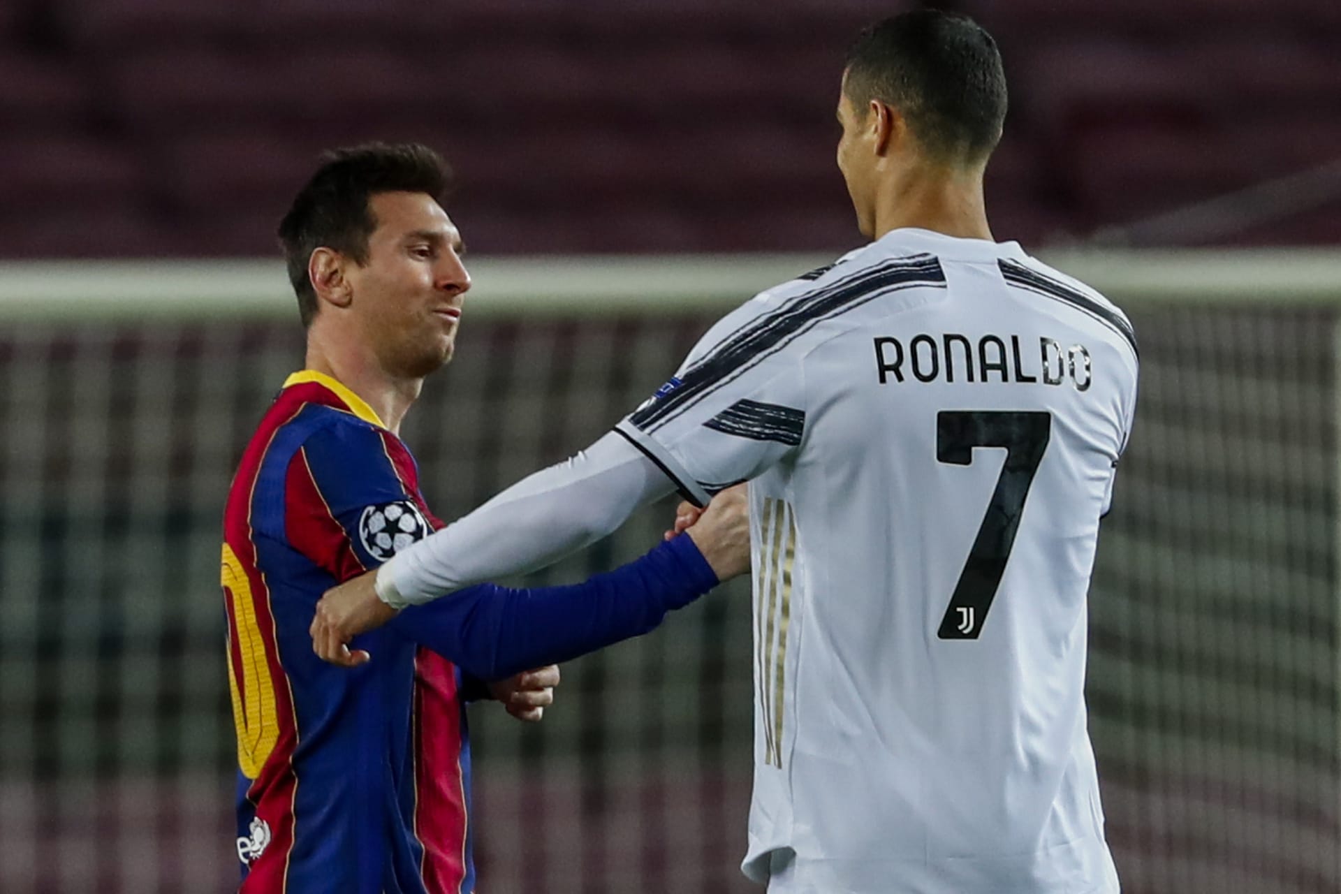 Lionel Messi se zdraví s Cristianem Ronaldem (vpravo) před posledním společným duelem. Juventus vyhrál v prosinci 2020 v zápase Ligy mistrů v Barceloně 3:0. 