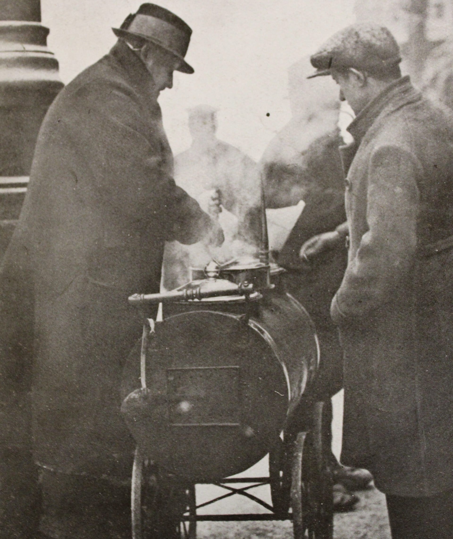 Pražští pouliční prodavači v zimě roku 1929. 