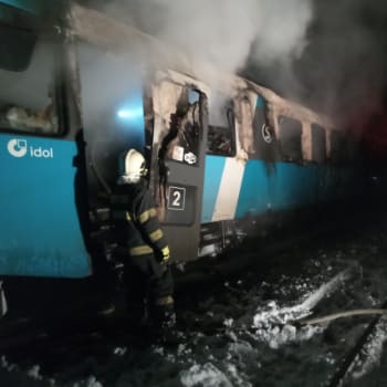 Na Děčínsku vzplála lokomotiva rychlíku, nikdo nebyl zraněn. (foto: HZS Libereckého kraje)