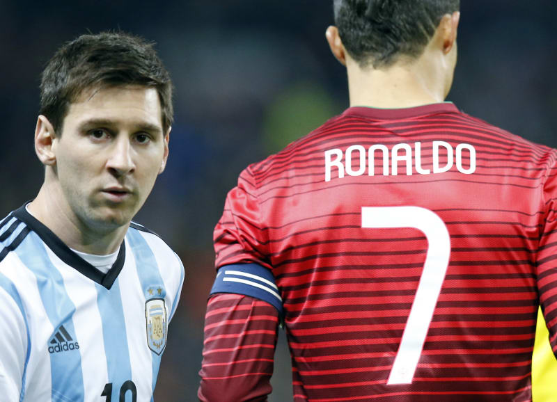 Lionel Messi a Cristiano Ronaldo (vpravo) při druhém a zatím posledním setkání v reprezentacích Argentiny a Portugalska. 
