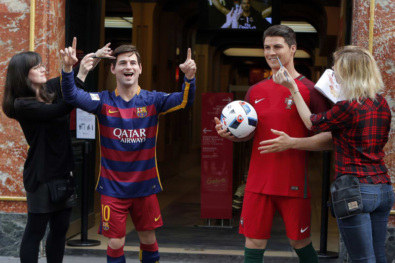 Lionel Messi a Cristiano Ronaldo se nepotkávají jen na trávníku. Mají své dvojníky také v pařížském muzeu voskových figurín. A procházejí poslední úpravou. 