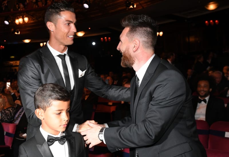 Cristiano Ronaldo se zdraví s Lionelem Messim při vyhlášení ankety Zlatý míč. V popředí syn Cristiano Ronaldo junior.