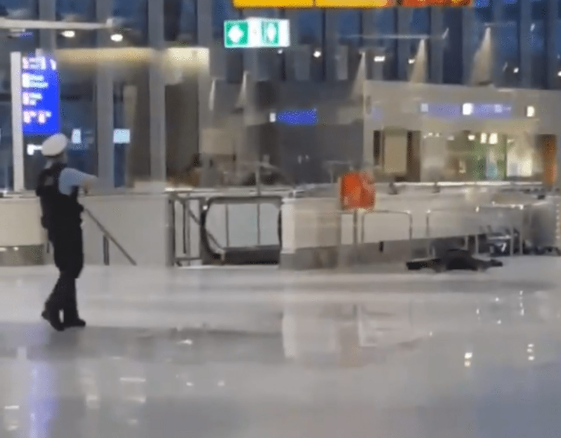 Drama na letišti ve Frankfurtu, policie zpacifikovala muže hrozícího bombou