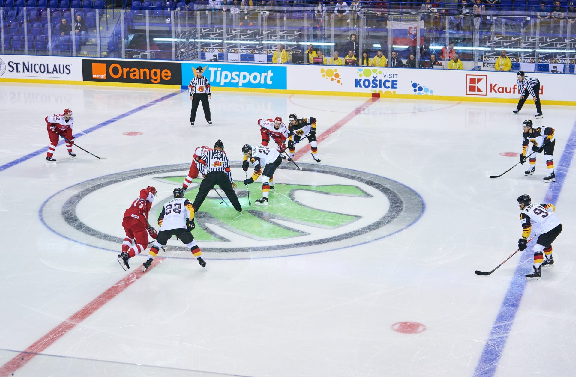 Mistrovství světa v ledním hokeji v roce 2021 uspořádá kompletně Lotyšsko.