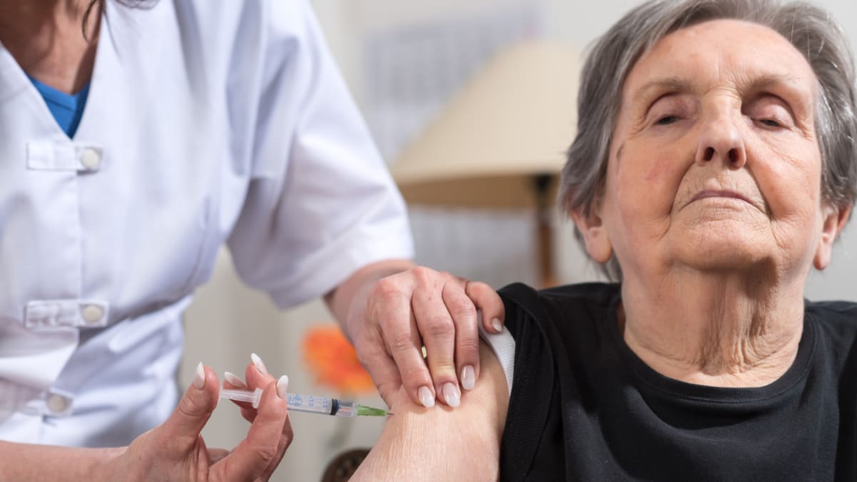 Před očkováním lidí starších 85 let proti nemoci COVID-19 by měl jejich celkový zdravotní stav nejprve zhodnotit lékař. (Ilustrační foto)