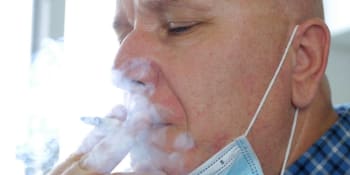 Kuřákům se covid více vyhýbá, potvrzují experti. Mívá u nich ale horší průběh, varují