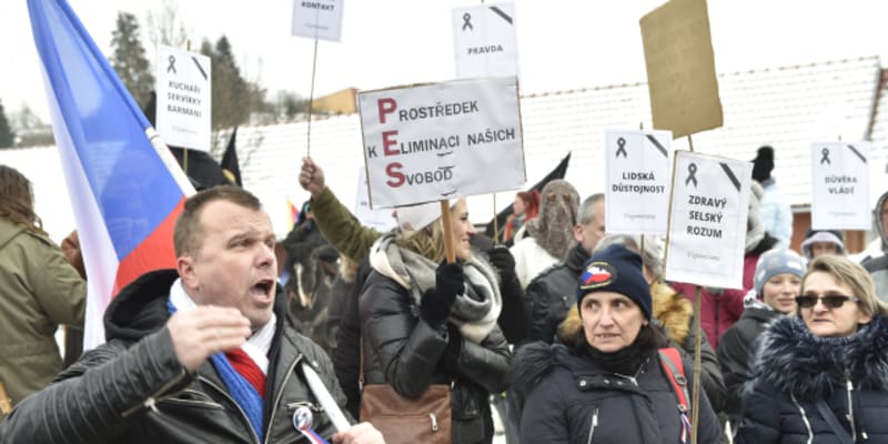 Demonstranti ministra Blatného označili za zločince, jehož opatření šikanuje obyvatelstvo.