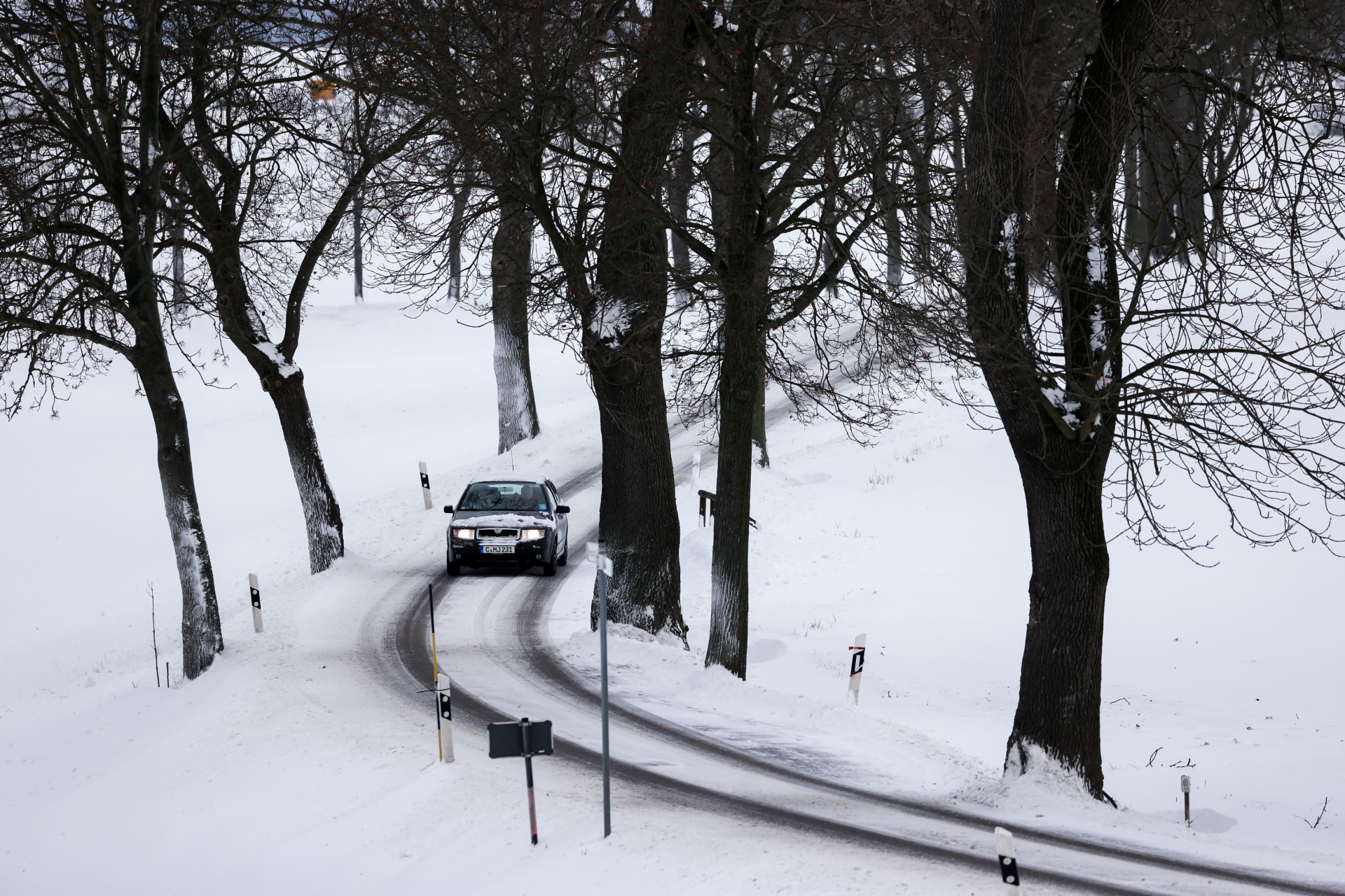 Silnice v Ústeckém a Libereckém kraji jsou v neděli sjízdné jen s velkou opatrností. (ilustrační snímek)