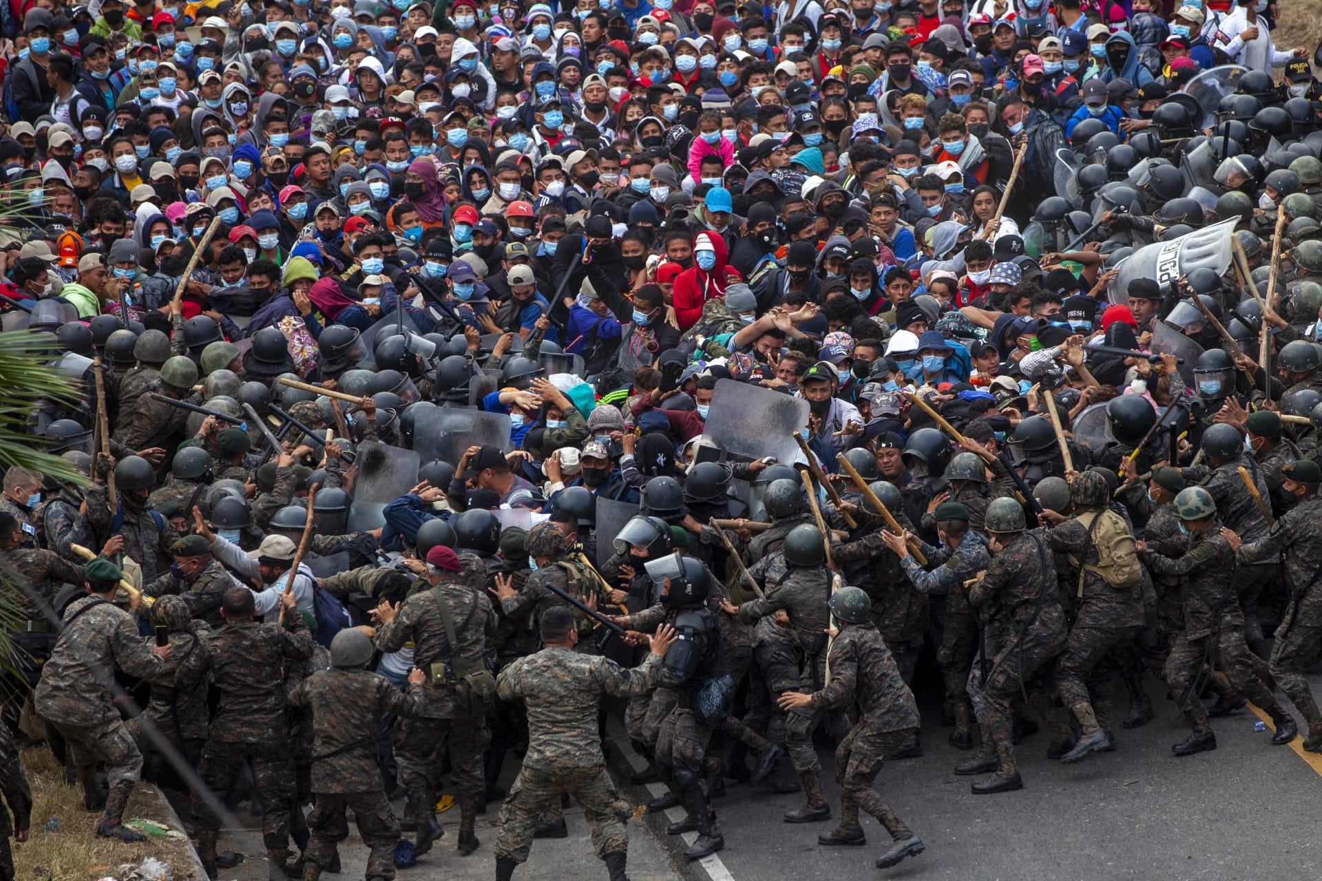 Tisíce Hondurasanů se snaží dostat přes Guatemalu a Mexiko do Spojených států.