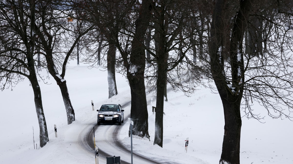 Silnice v Ústeckém a Libereckém kraji jsou v neděli sjízdné jen s velkou opatrností. (ilustrační snímek)