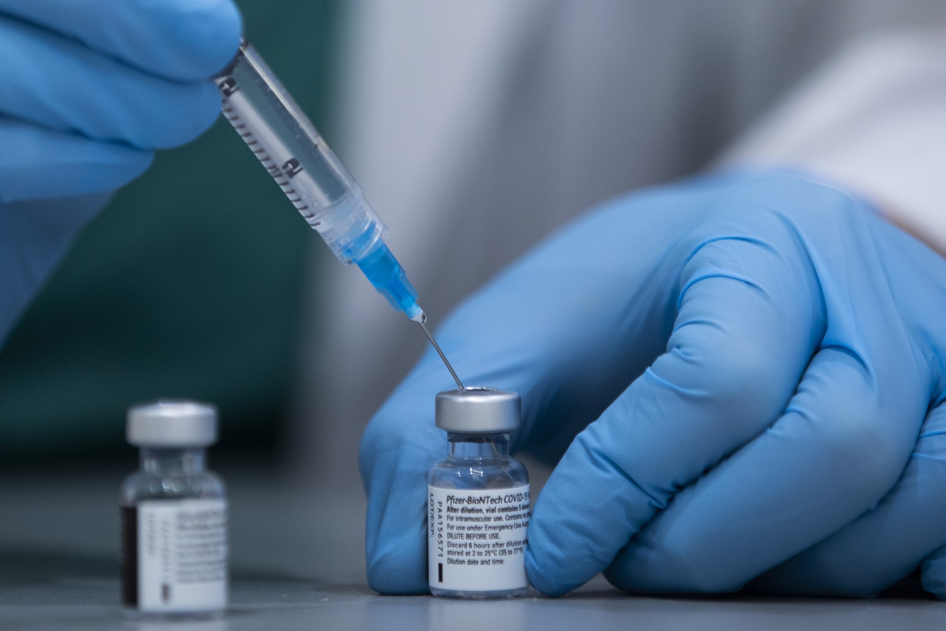 Po první dávce vakcíny Pfizer se u Novozélanďana Roryho Jamese Nairna začaly objevovat nežádoucí účinky.