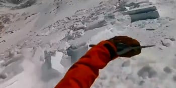 VIDEO: Snowboardista v Coloradu natočil, jak ho smetla lavina