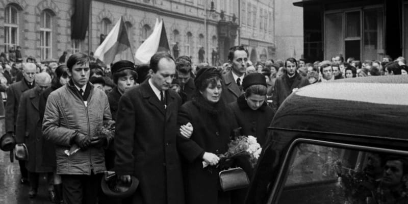 Pohřebního průvodu se také zúčastnili matka Jana Palacha a bratr Jiří s manželkou.