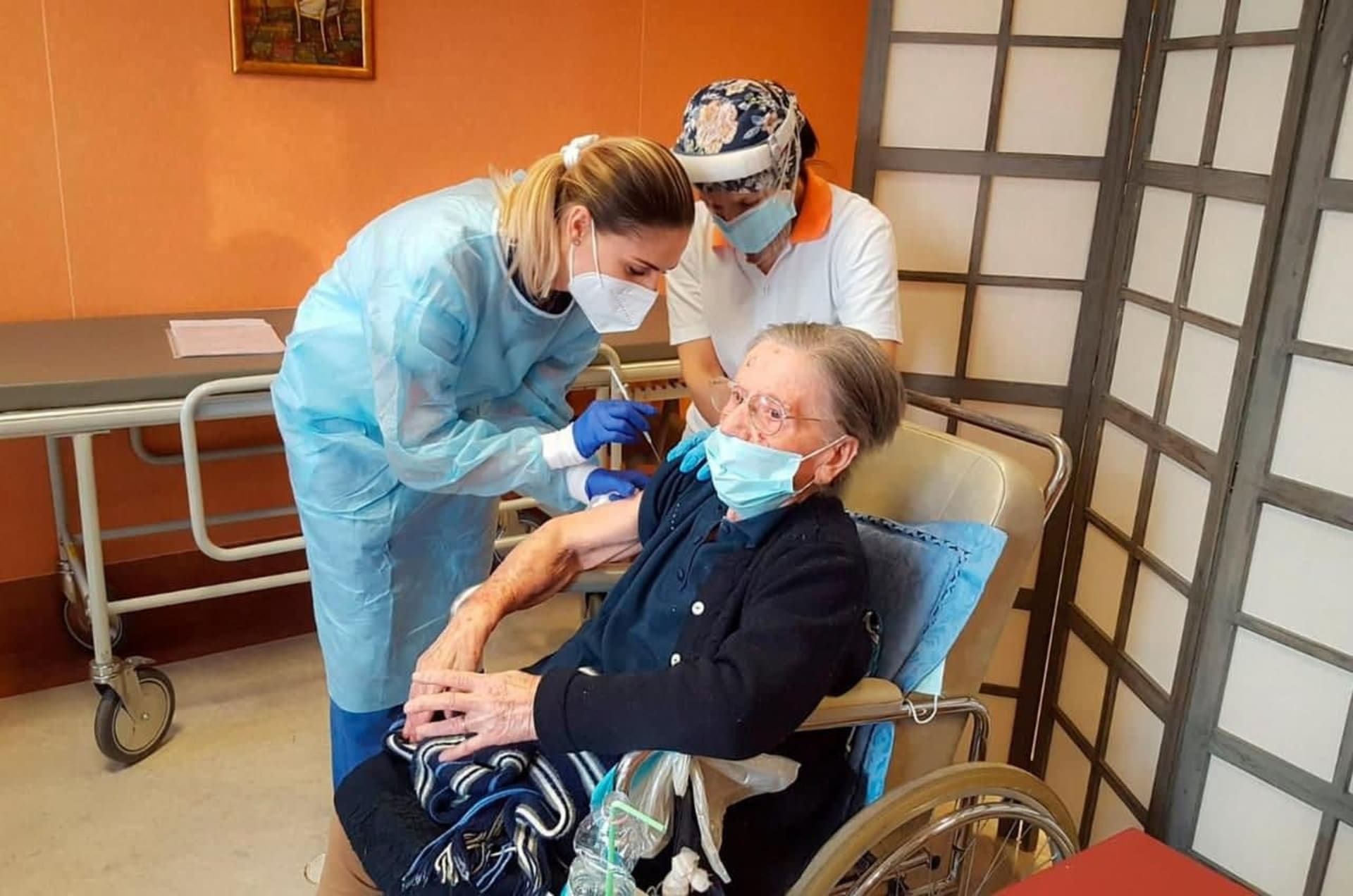 Jedna z nejstarších očkovaných osob proti koronaviru na světě, 108letá Fatima Negriniová