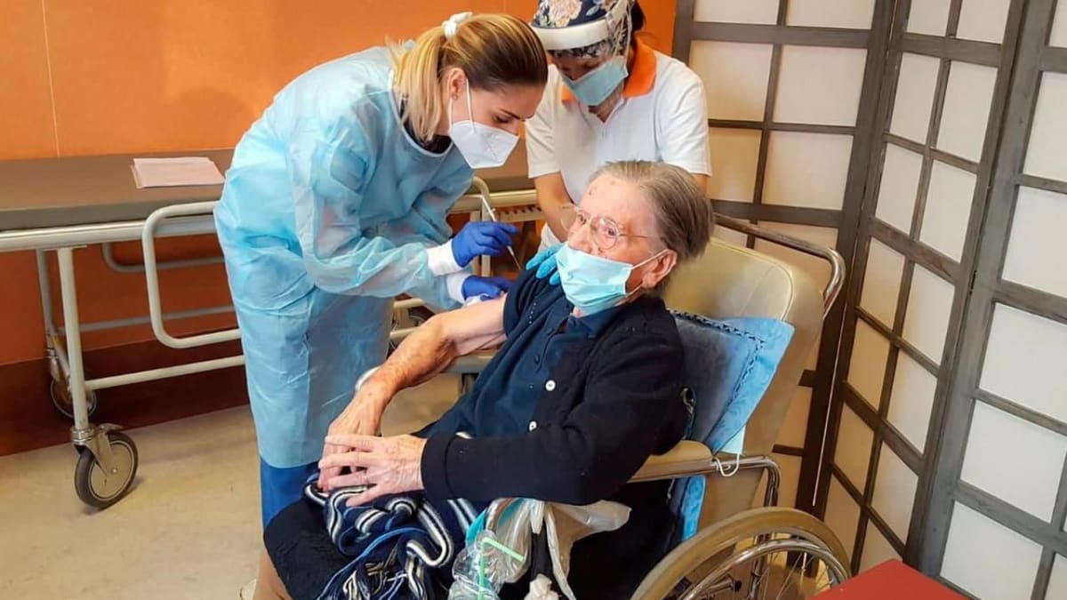Jedna z nejstarších očkovaných osob proti koronaviru na světě, 108letá Fatima Negriniová