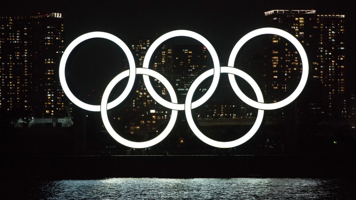 Zatímco olympijské kruhy v Tokiu jasně svítí, nad samotnými hrami je stále poměrně zataženo