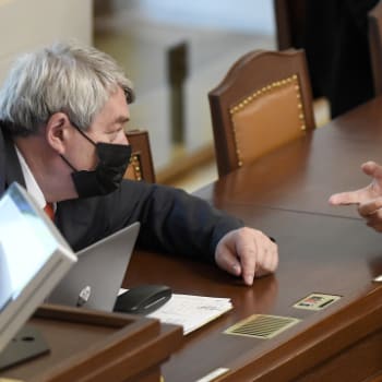 Šéf KSČM Vojtěch Filip a premiér Andrej Babiš (ANO) ve Sněmovně