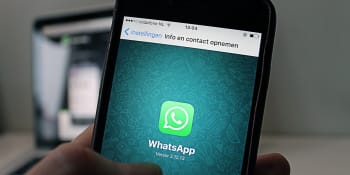 WhatsApp začal sdílet informace s Facebookem. Co to pro jeho uživatele znamená?