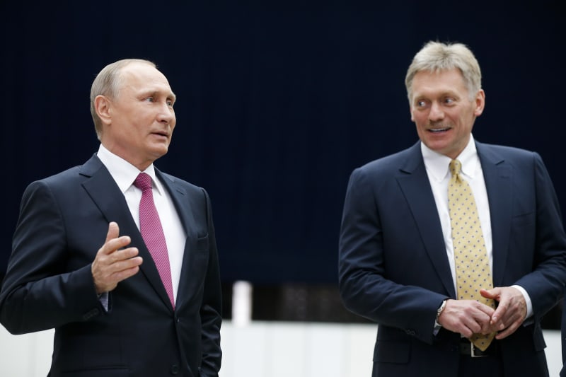 Vladimir Putin a mluvčí Kremlu Dmitrij Peskov
