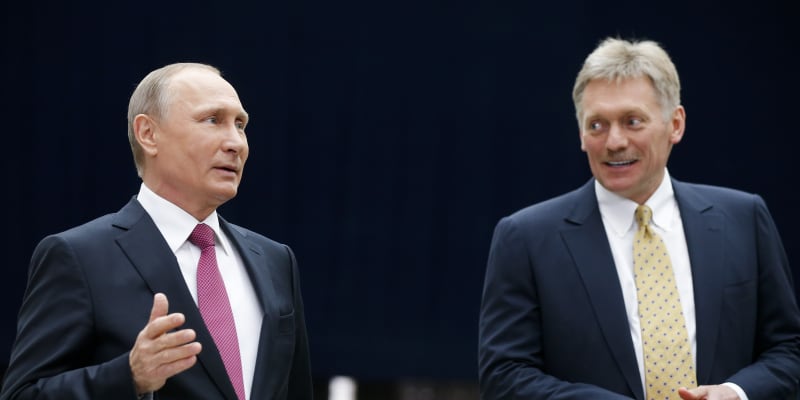 Ruský prezident Vladimir Putin a mluvčí Kremlu Dmitrij Peskov