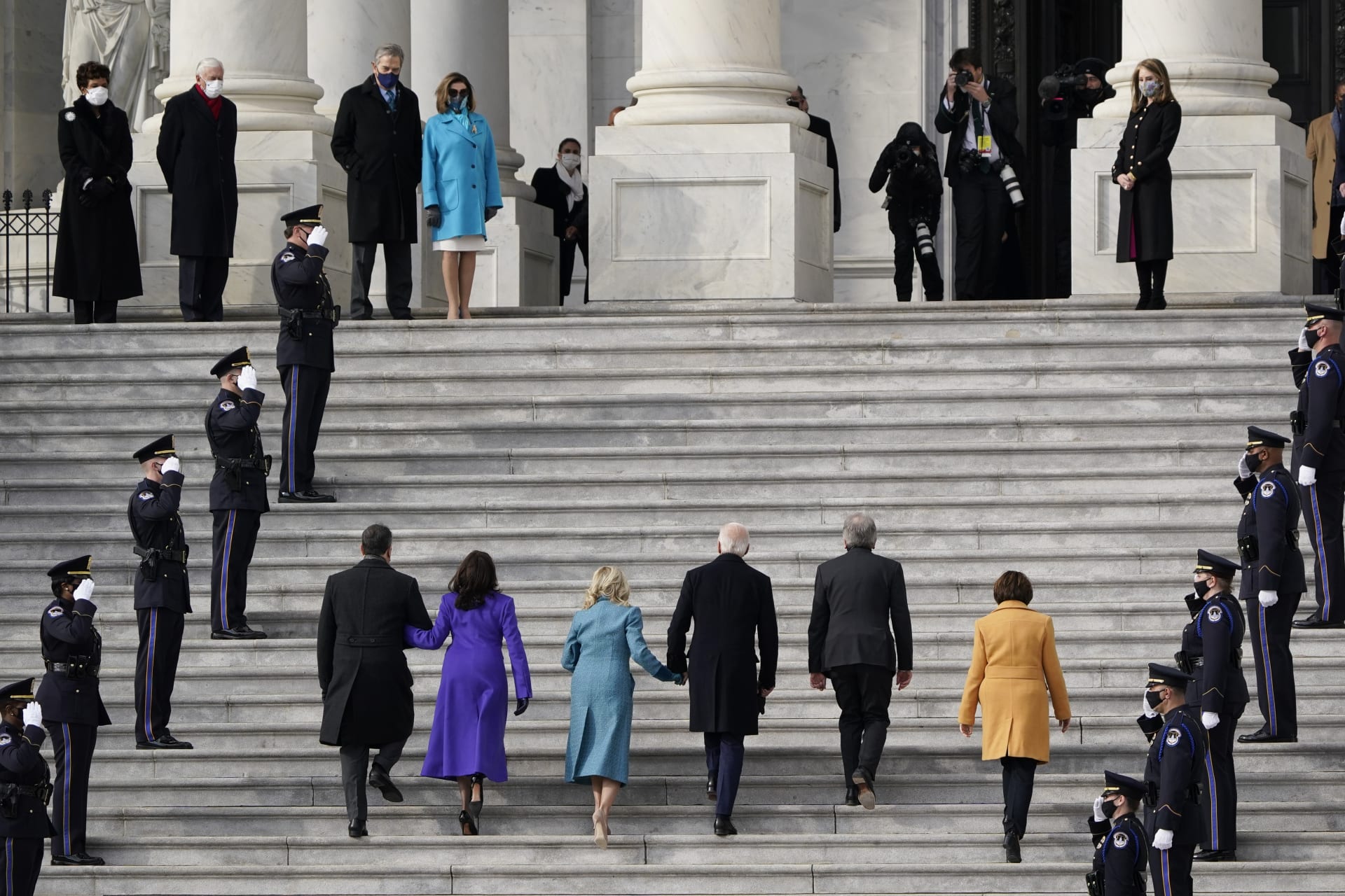 Z leva Amy Klobucharová, Roy Blunt, zvolený prezident USA Joe Biden, jeho choť Jill Bidenová, Kamala Harrisová a Doug Emhoff přicházejí do Kapitolu.