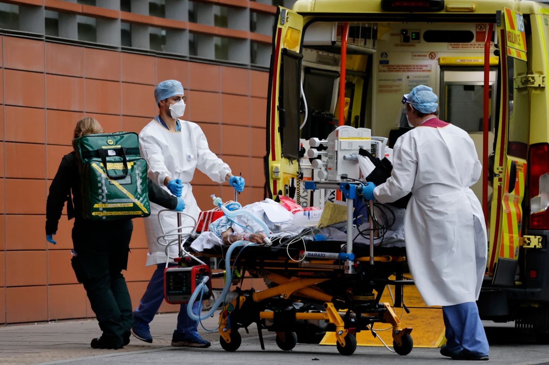 Zdravotníci převážejí pacienta s covidem do londýnské nemocnice Royal London.