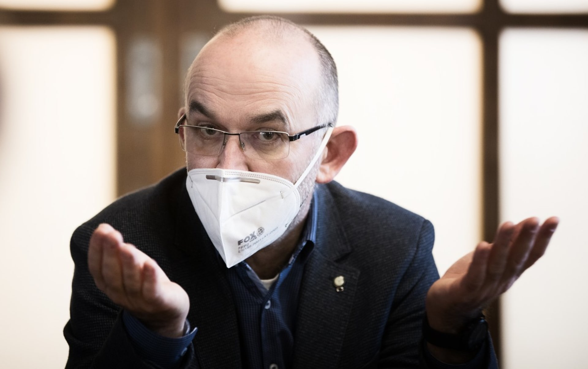 Bývalého ministra zdravotnictví Jana Blatného neznala veřenost bez respirátoru. 