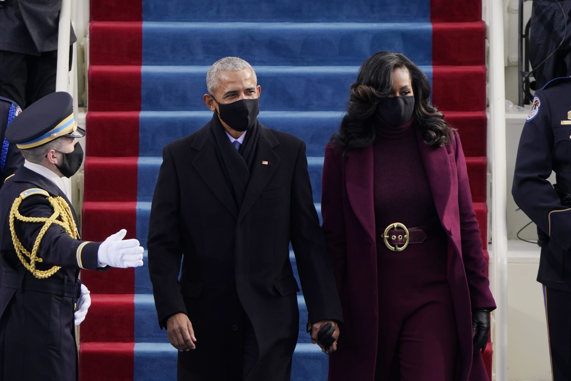 Barack Obama a jeho manželka Michelle Obamvá přicházejí na inauguraci Joea Bidena.