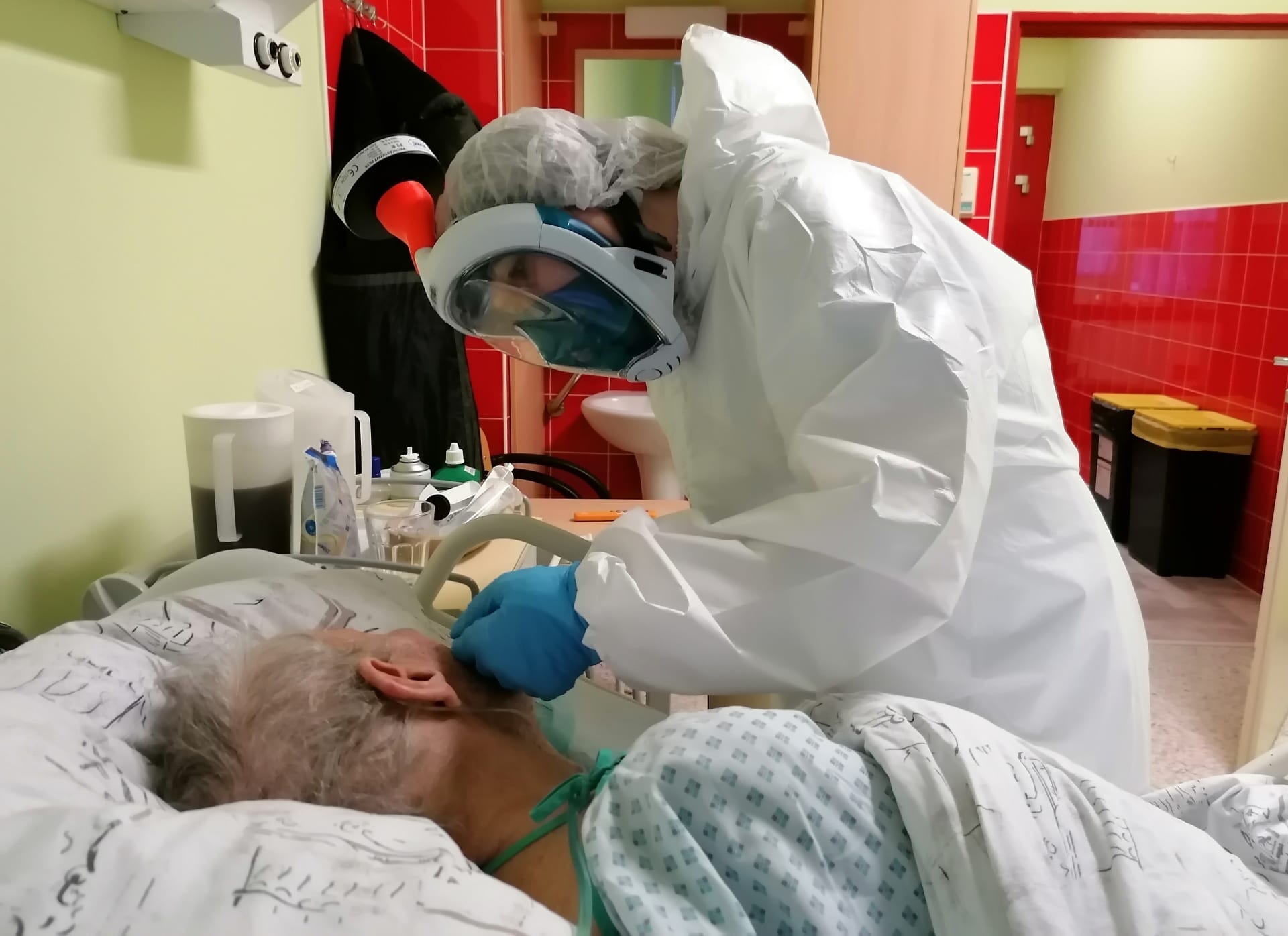 Pohlazení pro seniora na kyslíku. Ošetřovatelka Martina na covid jednotce Fakultní nemocnice v Ostravě