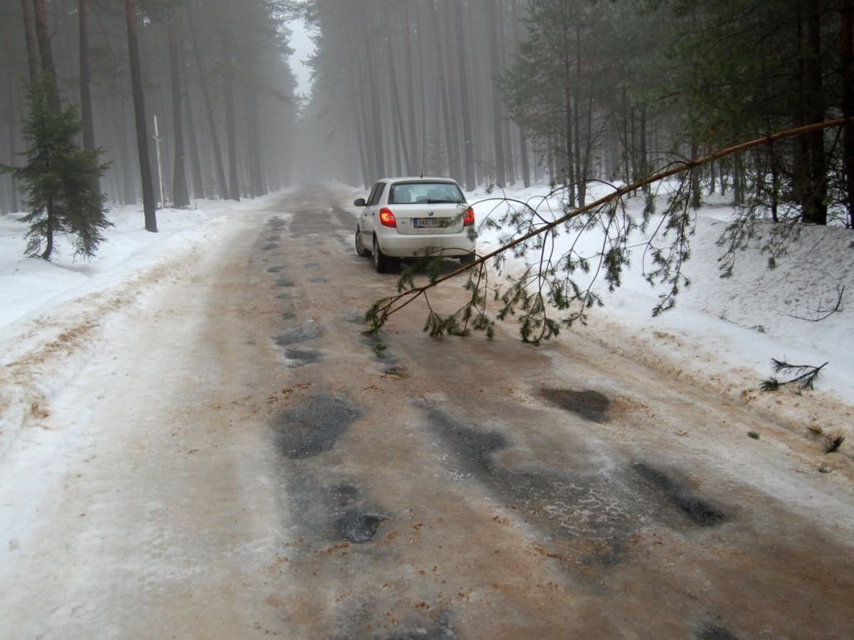 Při jízdě do horských oblastí bez sněhových řetězů se riziko uváznutí a následných problémů násobí.