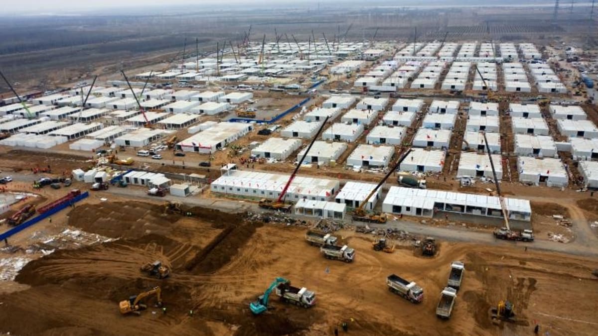 Čína buduje ve městě Š’-ťia-čuang kvůli COVID-19 internační tábor pro více než čtyři tisíce lidí.