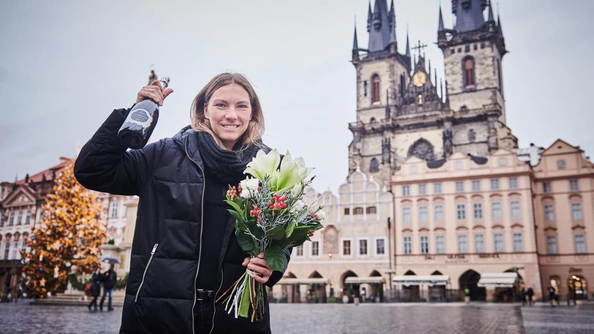 Eliška Krupnová na Staroměstském náměstí v Praze poté, co se dozvěděla, že je nejlepší florbalistkou planety za rok 2020