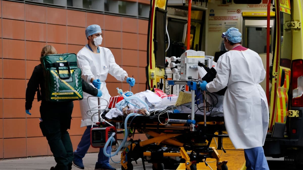Zdravotníci převážejí pacienta s covidem do londýnské nemocnice Royal London.