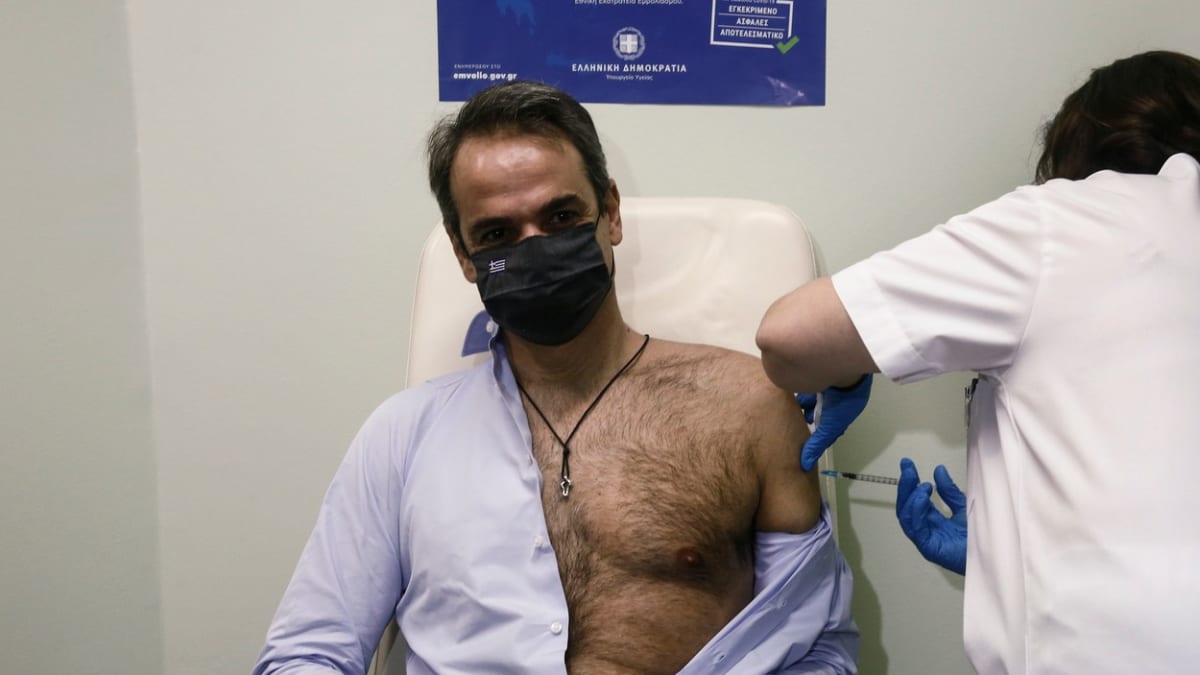 Řecký premiér Kyriakos Mitsotakis dostává druhou dávku vakcíny