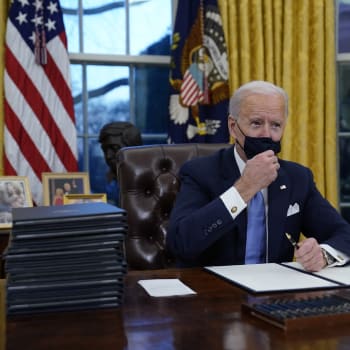 Joe Biden zasedl v Oválné pracovně Bílého domu