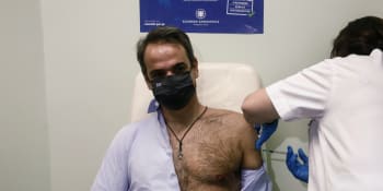 Řecký premiér se při očkování obnažil. Nejlepší reklama na vakcínu, kvitují lidé