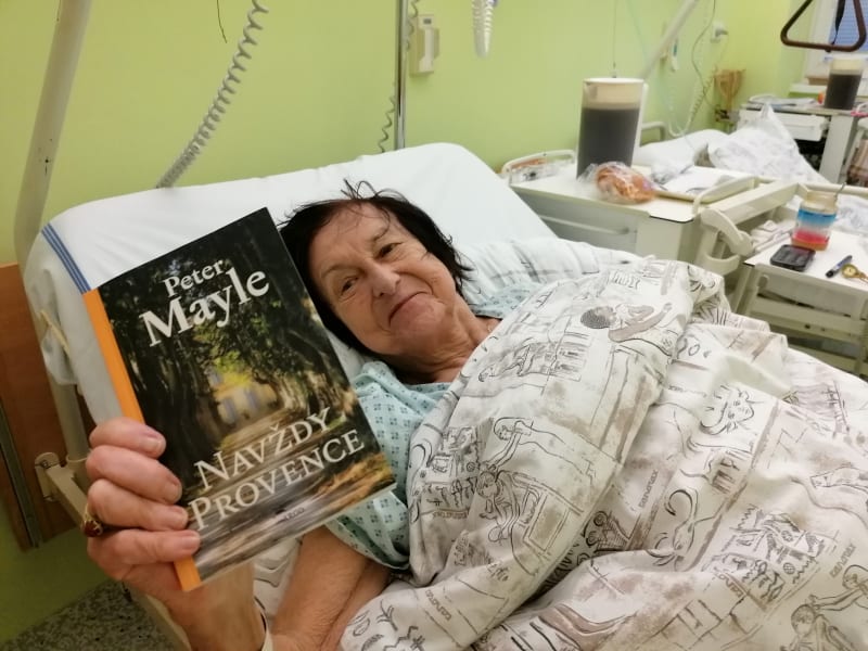 Naděje na covid klinice v Ostravě. Eva Bičová je z nejhoršího venku a čte si knihy.