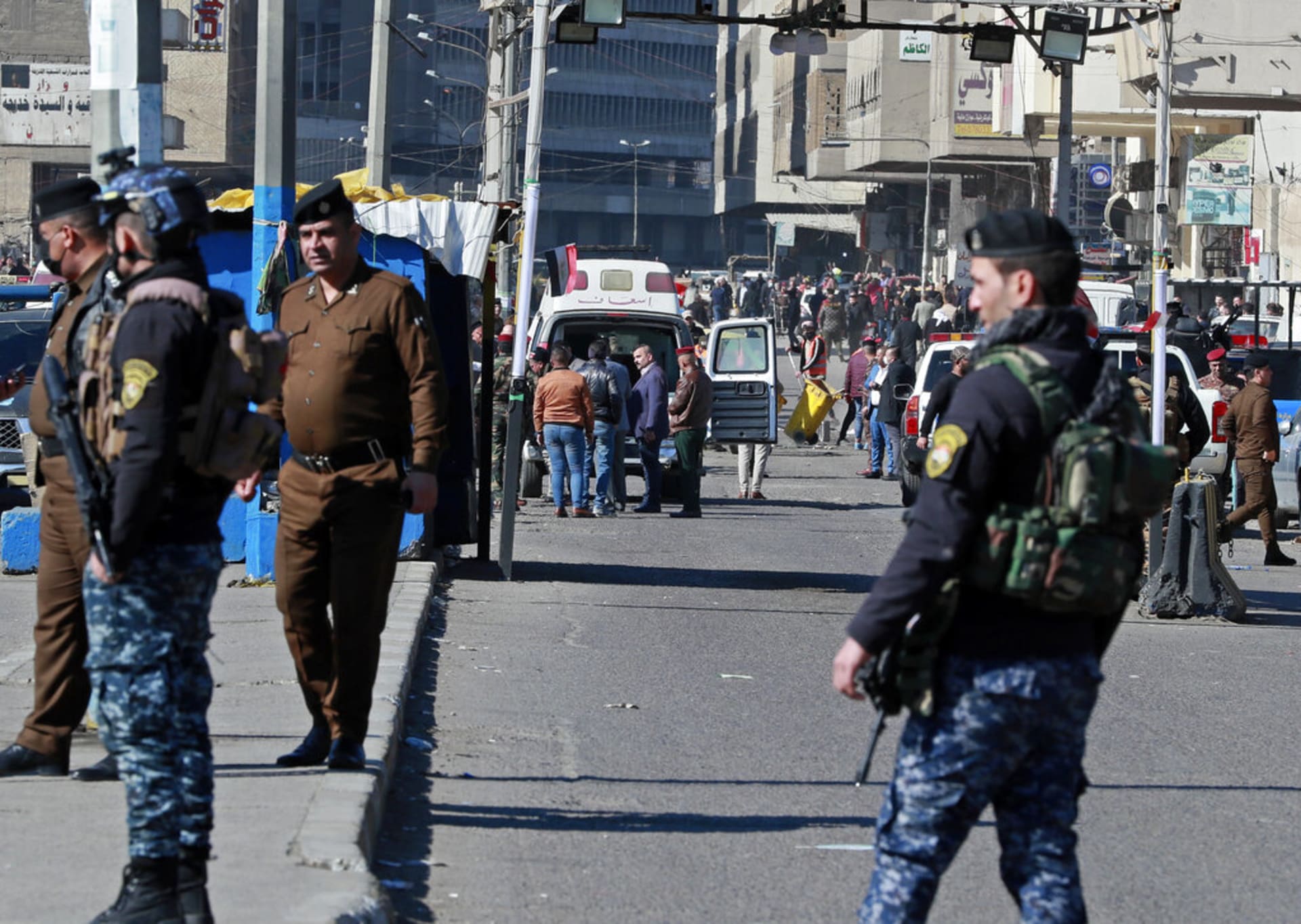 Bezpečnostní složky na místě činu po bombovém útoku v Bagdádu
