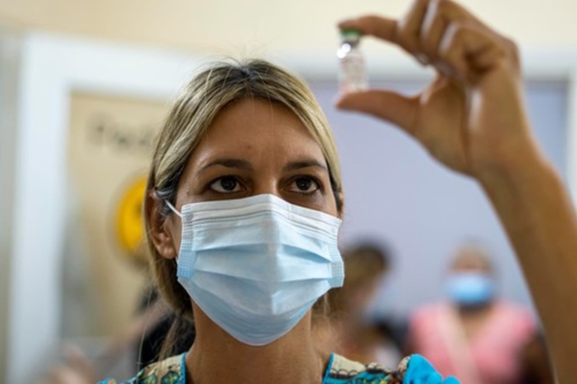 Argentinská zdravotnice drží ampulku s vakcínou proti koronaviru