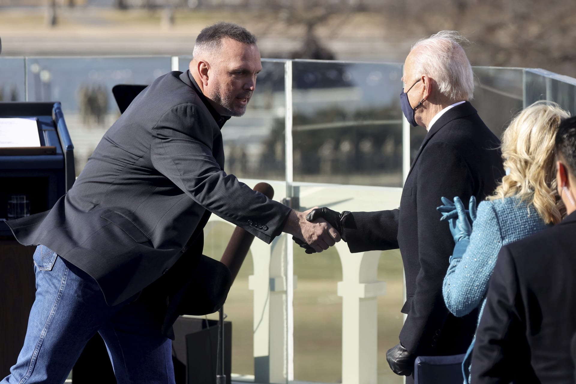 Poté si potřásl rukou s Bidenem i s bývalým viceprezidentem Mikem Pencem, nasadil si zpět kovbojský klobouk, který po čas vystoupení držel v ruce.