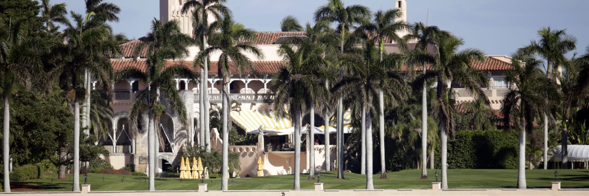 CNN: Trumpův floridský resort prohledává FBI. Vloupali se do mého trezoru, řekl exprezident