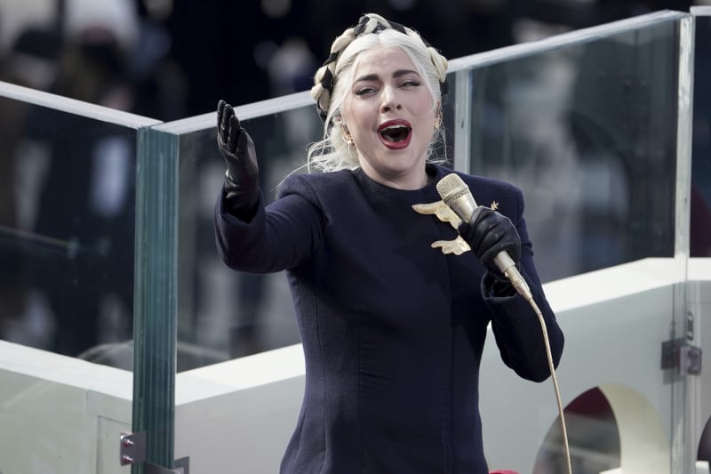  Na inauguraci Joea Bidena dostala státní hymnu na starosti zpěvačka Lady Gaga a sklidila obrovský úspěch.