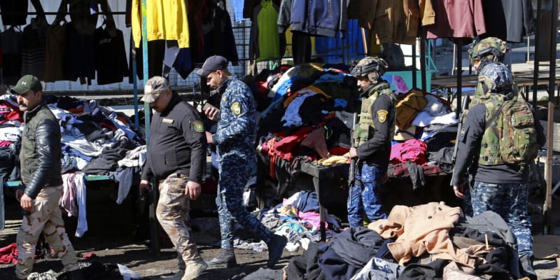Bezpečnostní složky na místě činu po bombovém útoku v Bagdádu