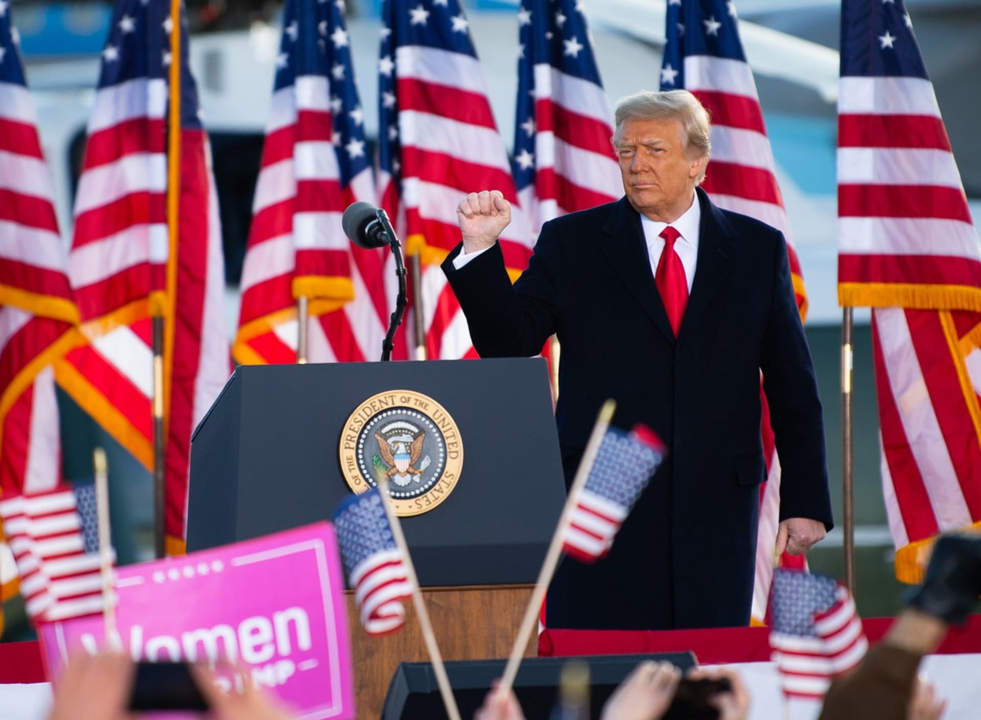 Donald Trump při svém posledním prezidentském projevu před odletem na Floridu