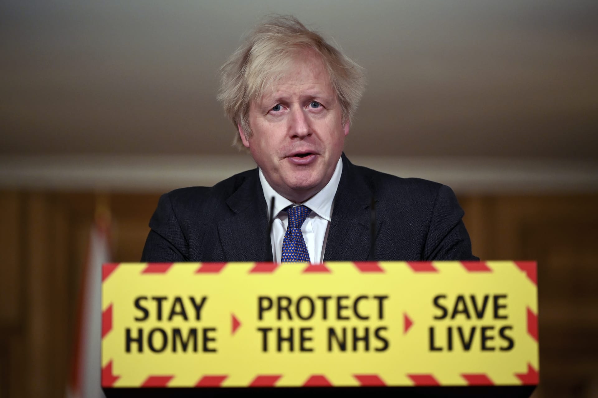 První vědecké důkazy naznačují, že mutace koronaviru, která se poprvé objevila v Londýně a na jihovýchodě Británie, může být smrtelnější než původní varianta, uvedl britský premiér Boris Johnson. 