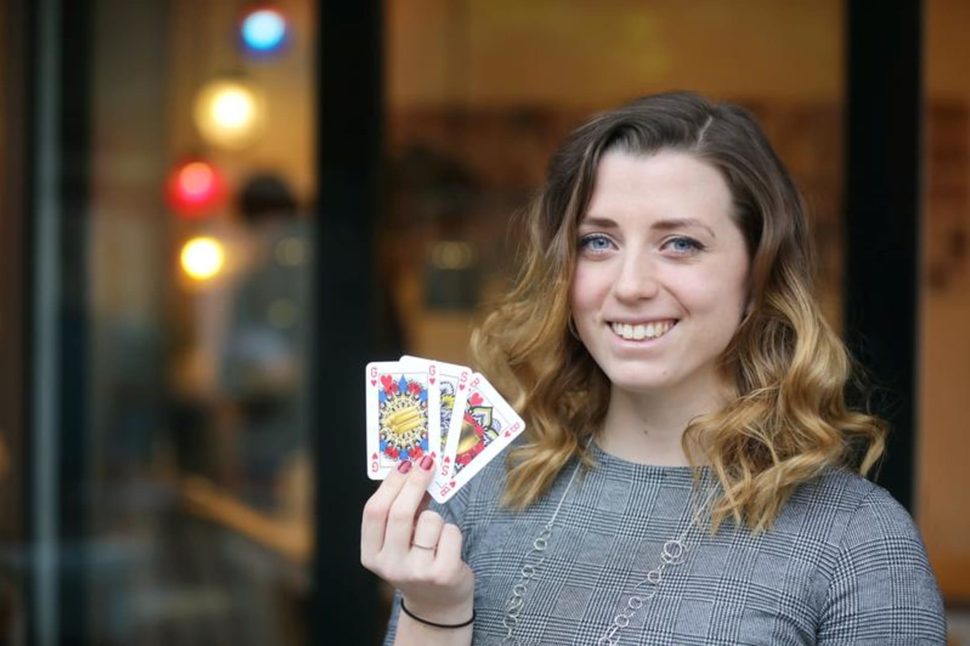 Dánská karetní fanynka Indy Mellinková se svým originálním genderově vyváženým balíčkem karet. 