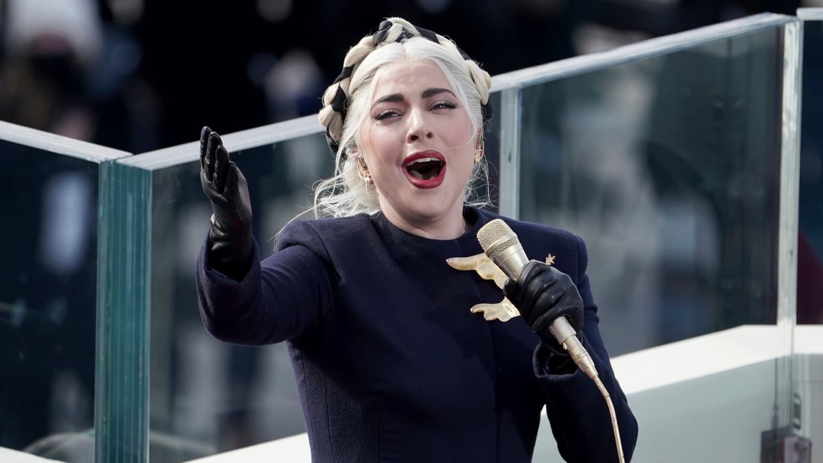  Na inauguraci Joea Bidena dostala státní hymnu na starosti zpěvačka Lady Gaga a sklidila obrovský úspěch.